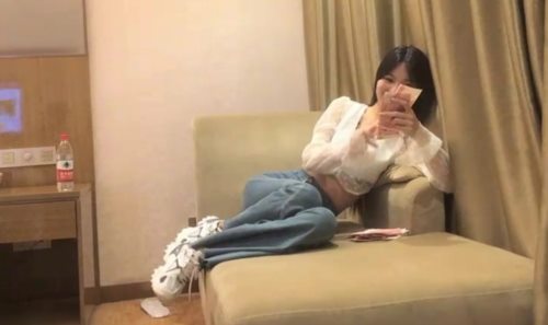 50550-小伙网约170CM高端外围美女兔女郎情趣装装扮 黑丝高跟鞋顶级美腿 双腿肩上扛抽插猛操 扶着沙发站立后入狂顶.jpg
